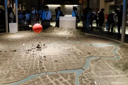 Le globe rouge = explosion de la bombe