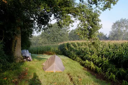 La tente est dans le pré